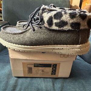 Hey Dude size 7 barely worn